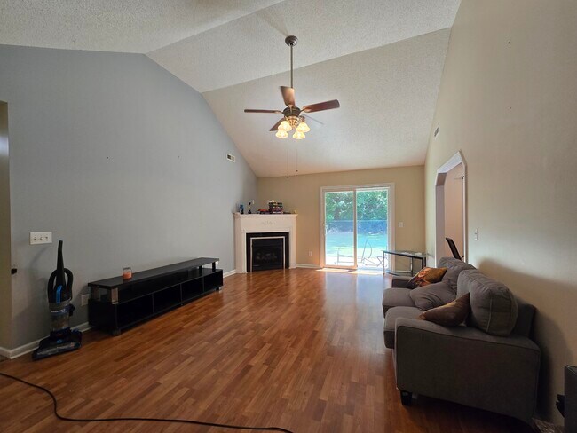 Building Photo - 3275 Oleander Dr