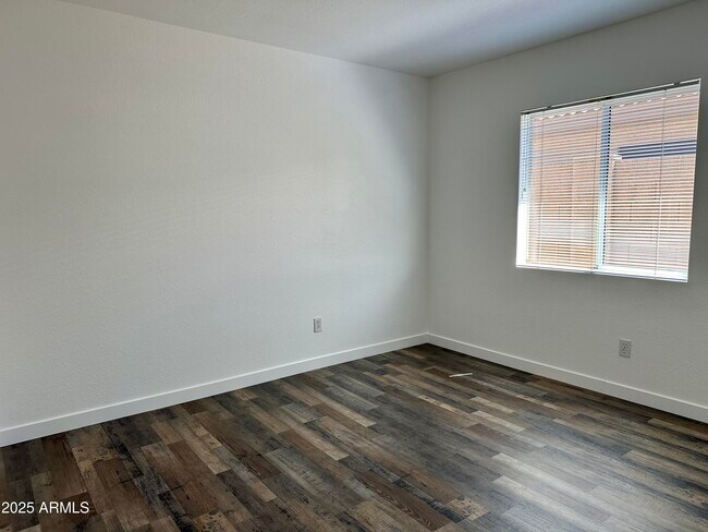 Building Photo - 2326 E Aire Libre Ave