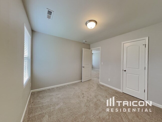 Building Photo - 127 Coddington Ln