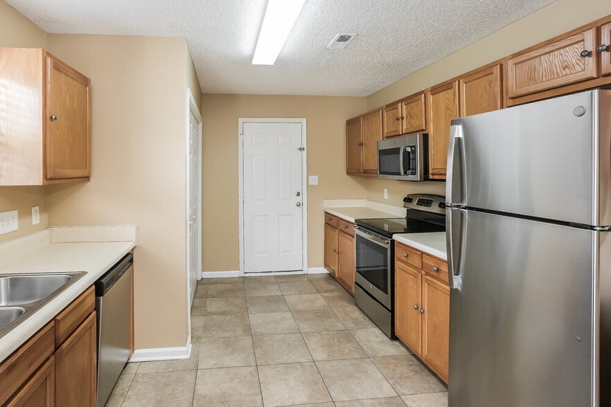 Building Photo - 5900 Hewitt Dr