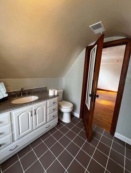 Building Photo - 257 Ledgeview Ave