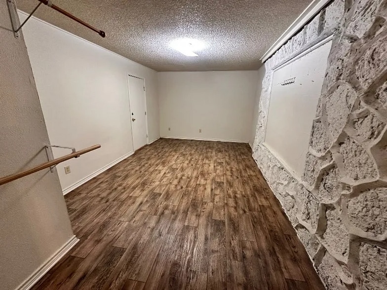 Building Photo - 228 Wall Dr