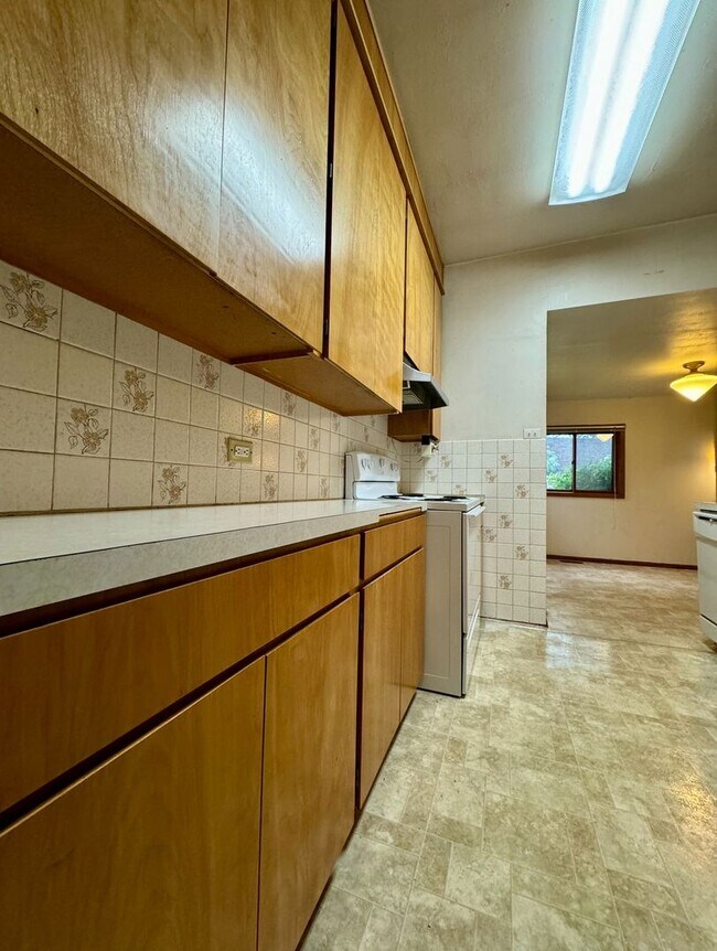 Building Photo - Vintage Living In Montavilla~ Front Porch~ Unfinished Basement~ Large Fully Fenced Yard