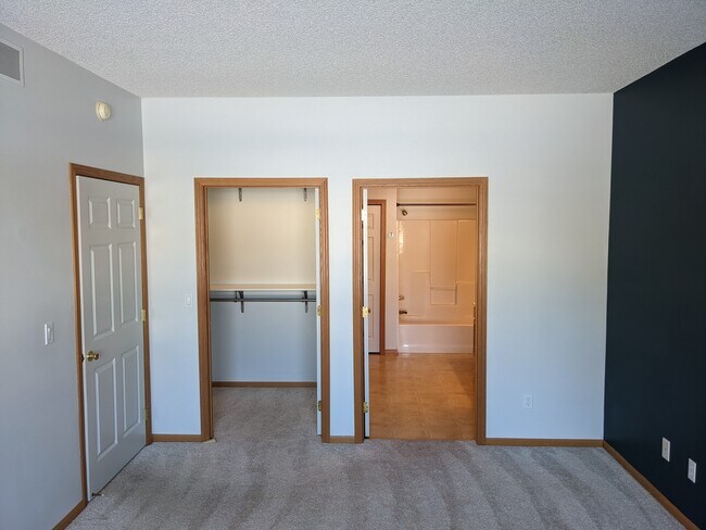 Master bedroom - 5851 Prairie Ridge Dr