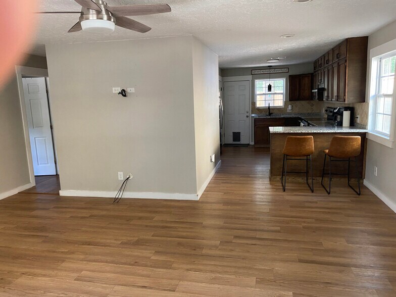 Building Photo - 175 Thunderbird Dr