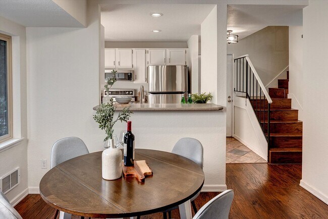 Building Photo - Updated 2 bed Downtown Redmond Condo w/Pool and EV Charging