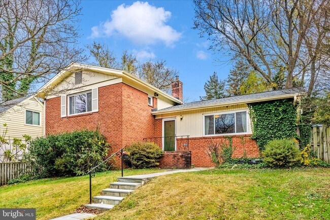 Building Photo - 3906 Montrose Dr