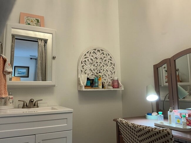 Building Photo - Exceptional 2 bedroom Condo