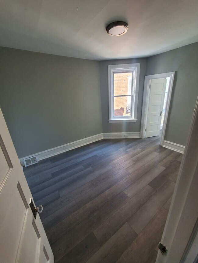 Building Photo - Stunning three bedroom in super convenient part of West Philly