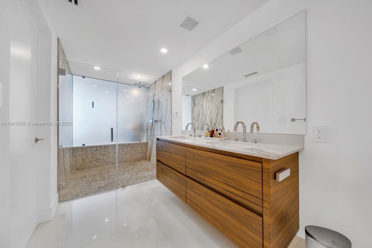 Building Photo - 200 Biscayne Boulevard Way