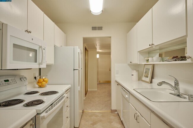 Kitchen - 340 N Civic Dr