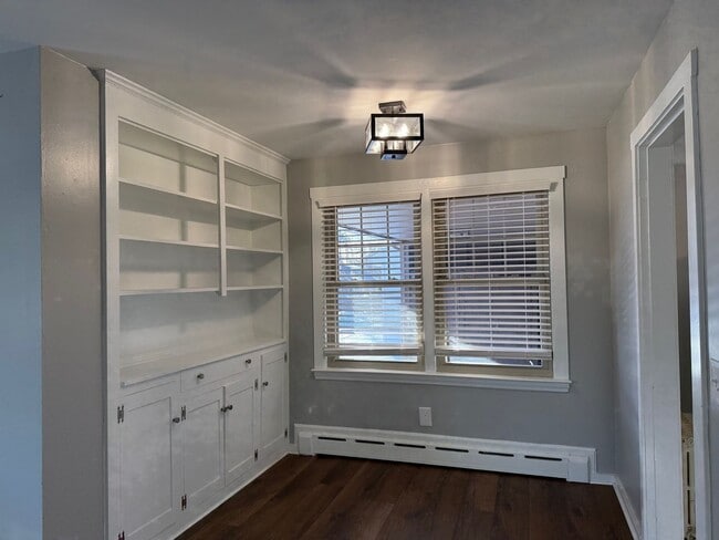 Building Photo - 5 Down E Ln