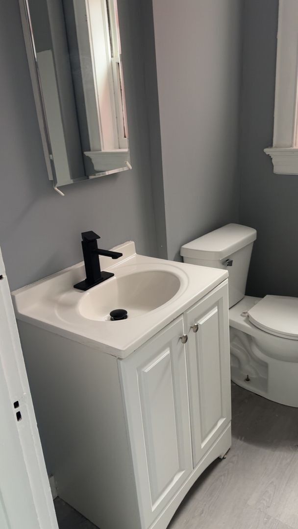 Building Photo - Fully Renovated Modern Finishes, Great Yar...