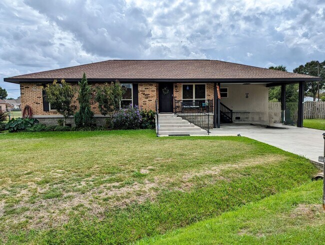 Building Photo - Updated 3/2 in Scott with Country Views!