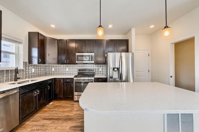 Building Photo - 3 Bedroom Townhome in Englewood