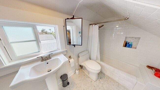 Building Photo - 3bed/3.5 Bath School Year Rental