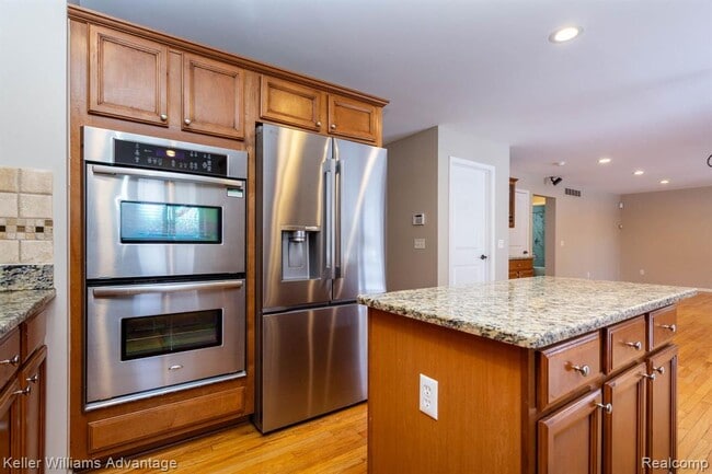 Building Photo - 24975 Bloomfield Ct