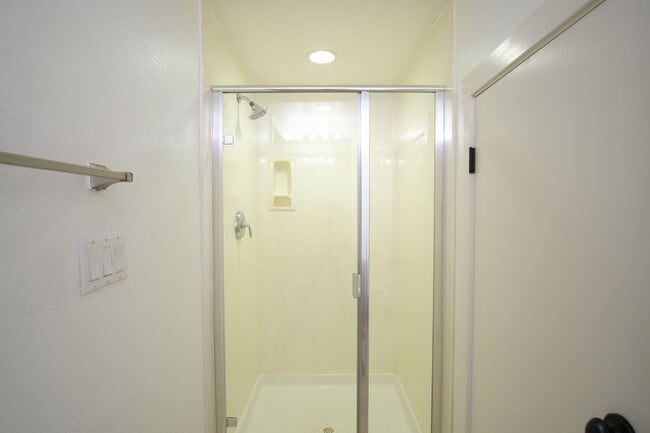 Building Photo - NOW AVAILABLE- NEW PRICE! Spacious 3-Bed, ...