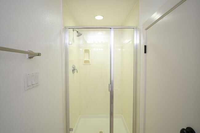 Building Photo - Spacious 3-Bed, 3.5-Bath Townhome in the H...