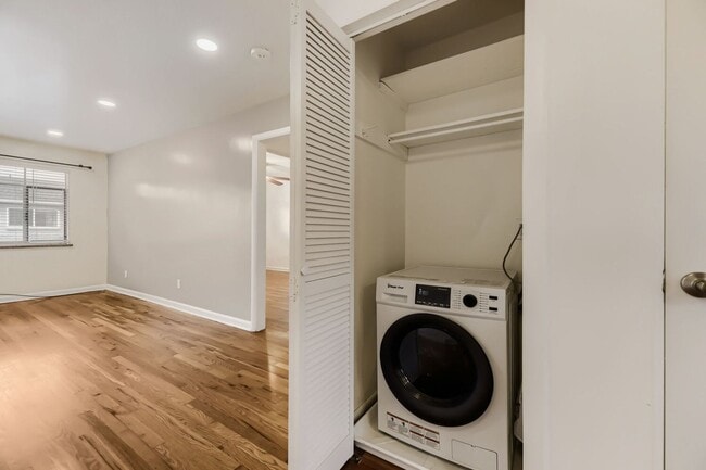 Building Photo - Cozy 2 bed/1 bath near Wash Park! Available NOW!