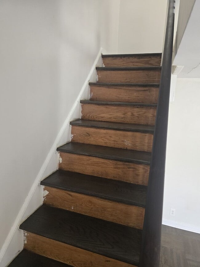 Building Photo - Spacious, Private, A Must-See Home in a Pr...