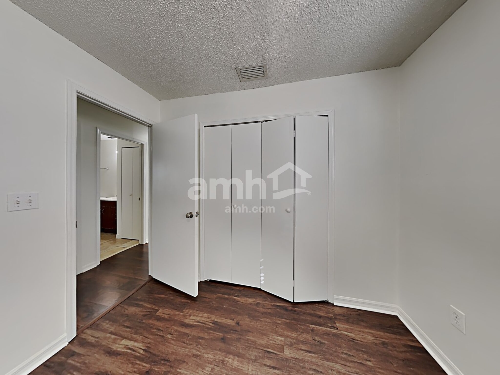 Building Photo - 332 SW Hollyhock Ct