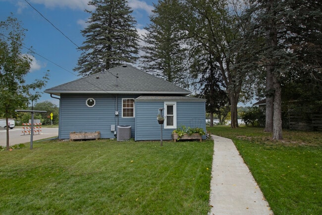 Building Photo - 415 Riverside Ave N