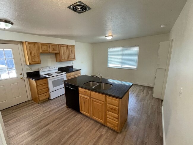 Building Photo - Beautiful 4-Bedroom Home in Desirable Holladay Neighborhood