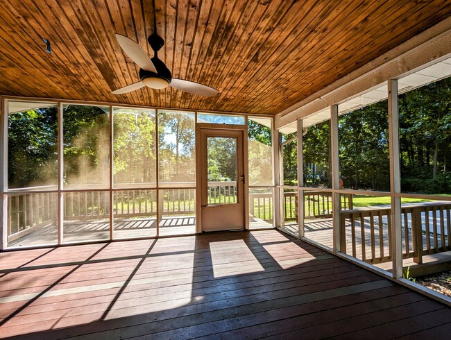 Building Photo - Center Hall Colonial for rent in Hudson!