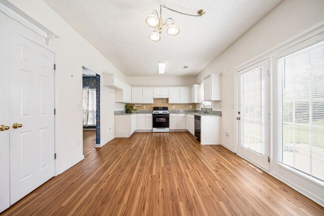 Building Photo - 740 Clairidge Ln SW