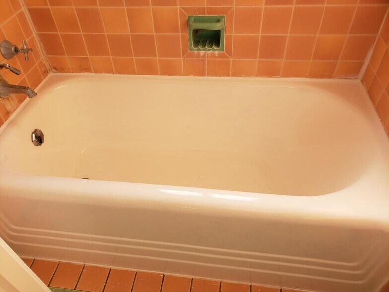 Reglazed Bathtub - 4525 Roth Ave