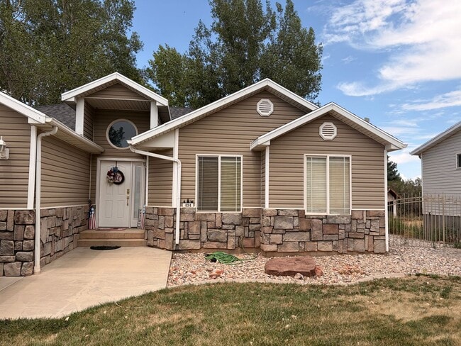 Building Photo - Spacious 3-Bedroom, 2-Bathroom Home with a Beautiful Yard in Cedar City