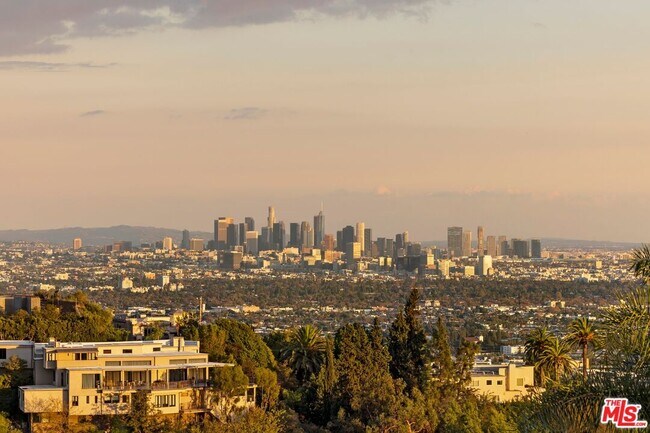 Building Photo - 9405 Sierra Mar Pl