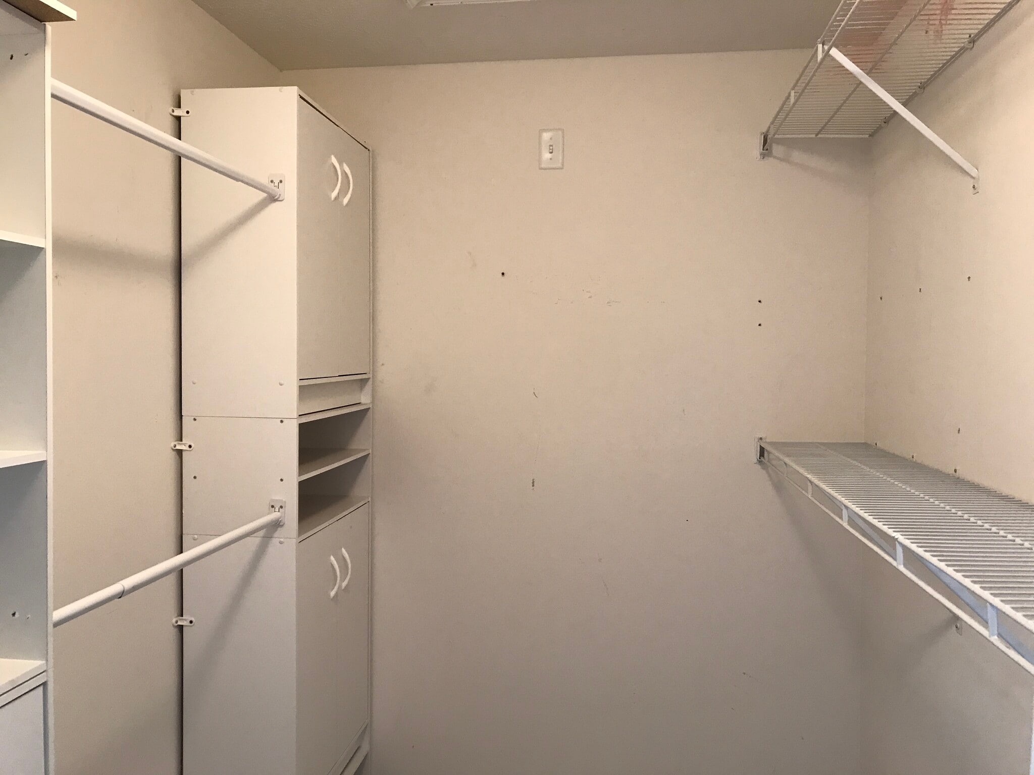 Ensuite Walk-in Closet - 1214 Chapman Ln