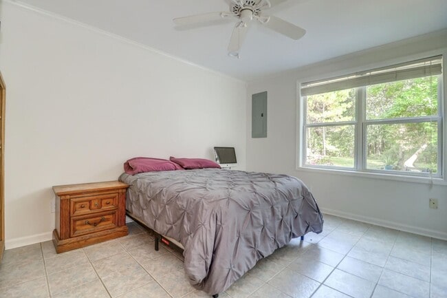 Building Photo - Quiet and Serene Johns Island Living