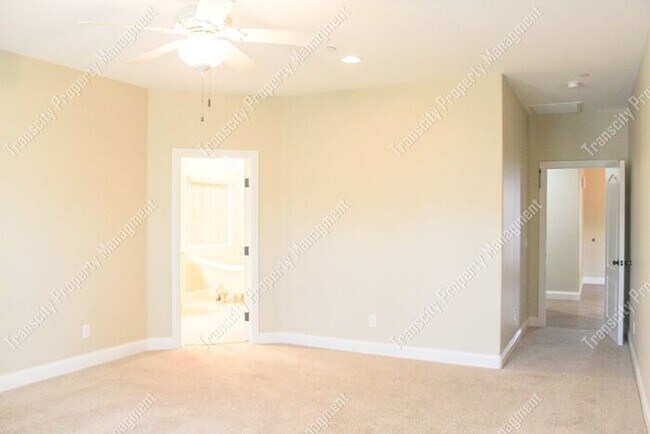 Building Photo - Spacious Custom Home Near Lindsay and McKe...