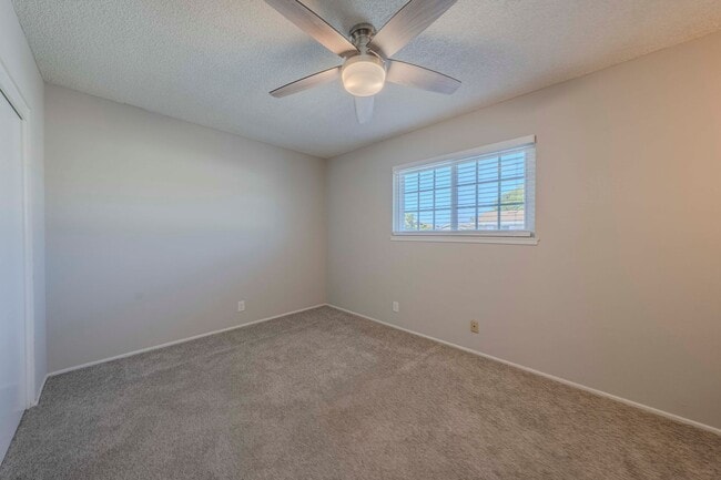 Building Photo - Bright & Airy 2-Bedroom End Unit Townhome