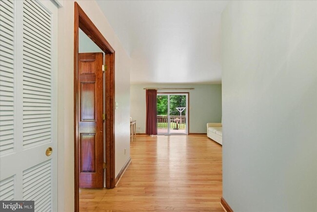 Building Photo - 45320 Barefoot Dr