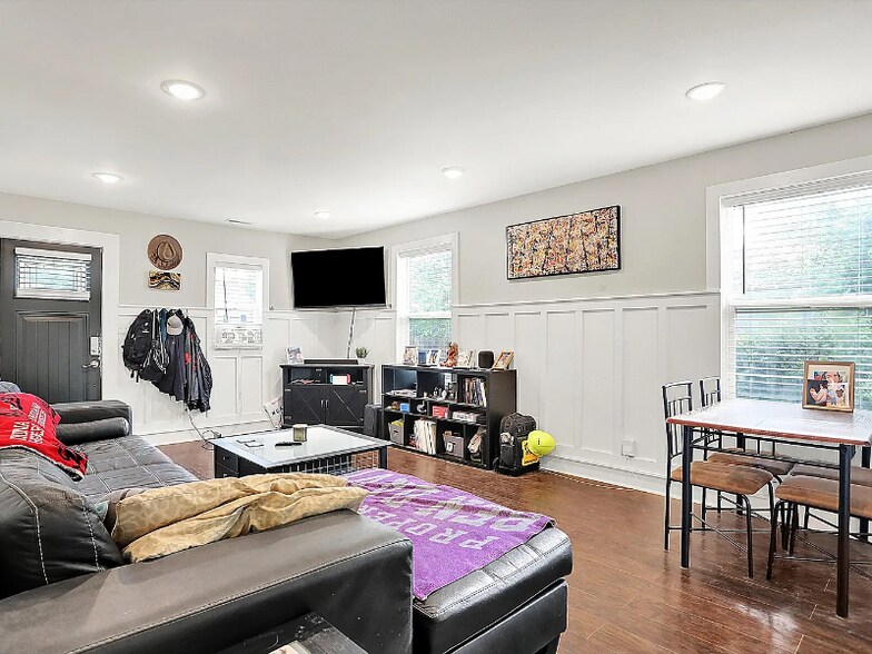 Building Photo - 1641 Iowa St