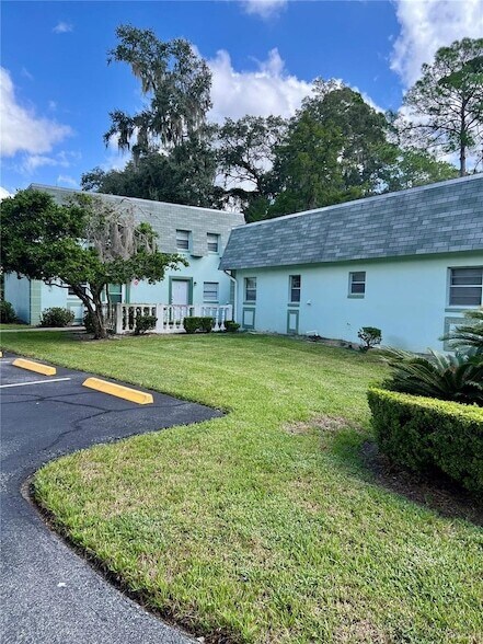 Building Photo - 1525 SE 25th St