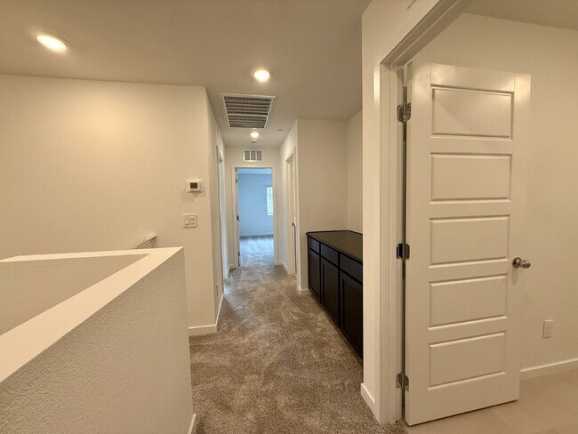 Building Photo - 3 BED 2.5 BATH 2 BALCONY 2 CAR GARAGE TOWNHOUSE IN HENDERSON FOR RENT!!