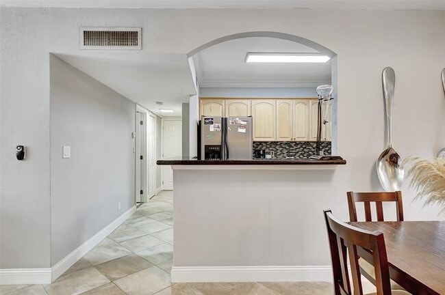 Building Photo - 744 NE 14th Ave