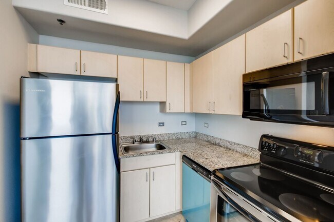Building Photo - Top Floor Cortez Hill Studio with Western ...