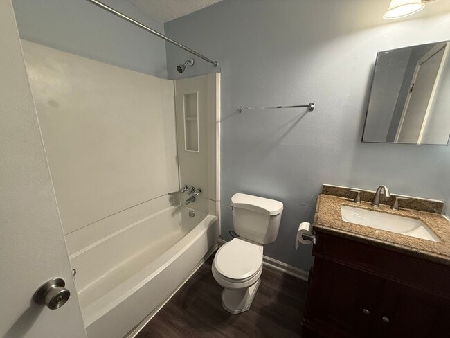 Building Photo - Freshly Painted 2Br 2Ba Duplex