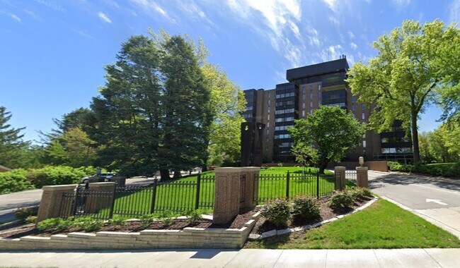 Building Photo - 3131 Fleur Dr