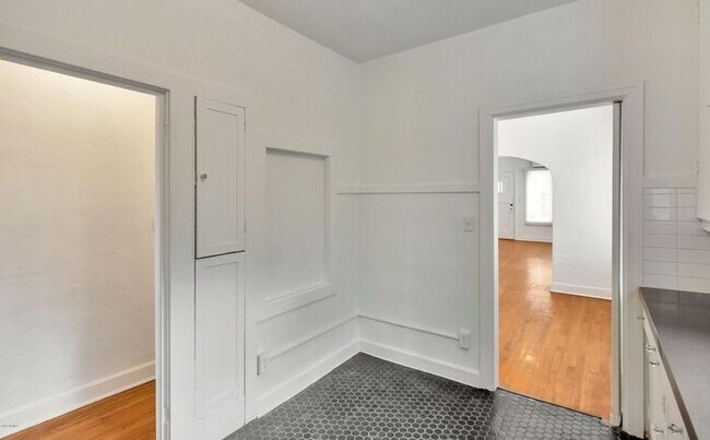 Building Photo - 541 W Monte Vista Rd