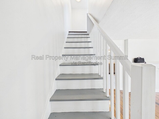Building Photo - 932 W Beverley St