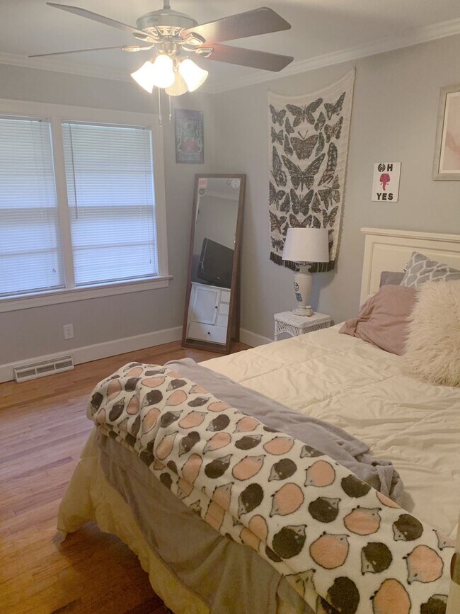 Building Photo - Beautiful 4 Bedroom 2 Bathroom home in the...
