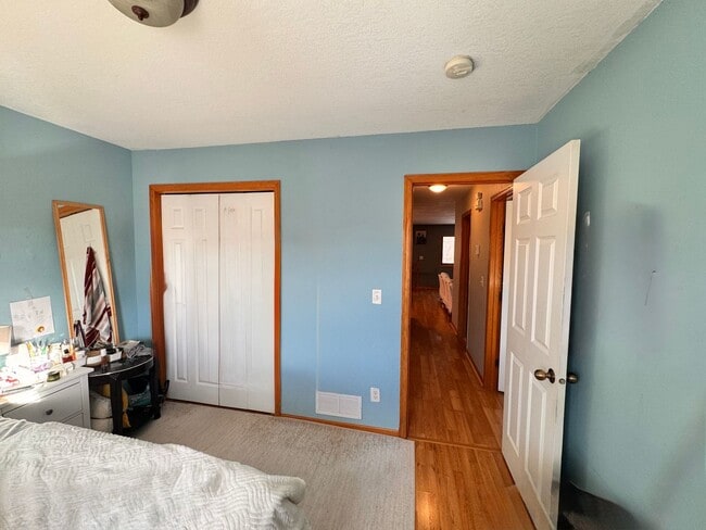 Building Photo - Gorgeous 3 Bedroom, 2 Full Bathroom Townhome in Desirable Location