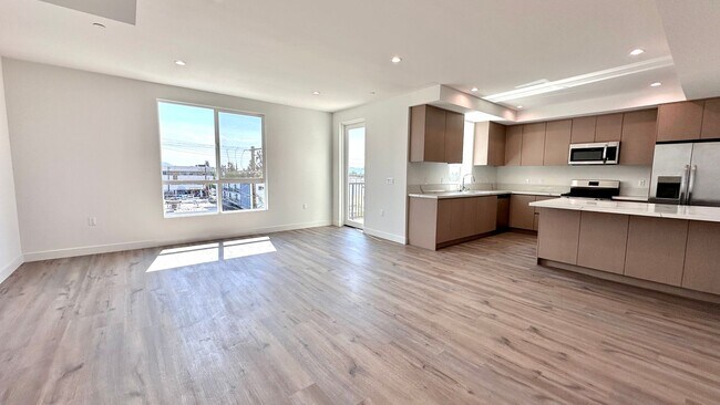 Building Photo - Luxury 2-Bedroom Penthouse with Spacious L...